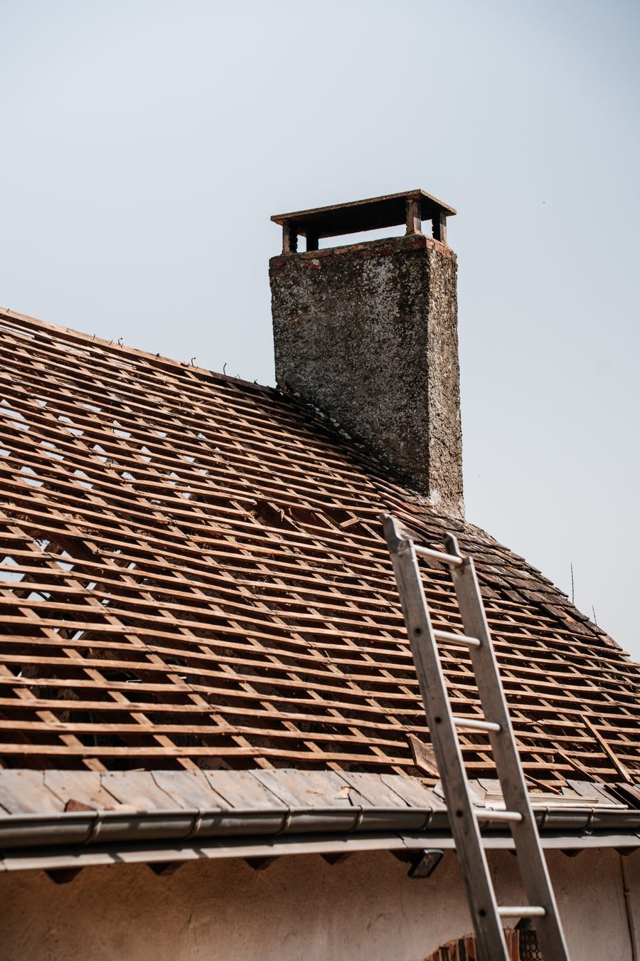 Toit en rénovation avec cheminée — photo d'illustration (placeholder)