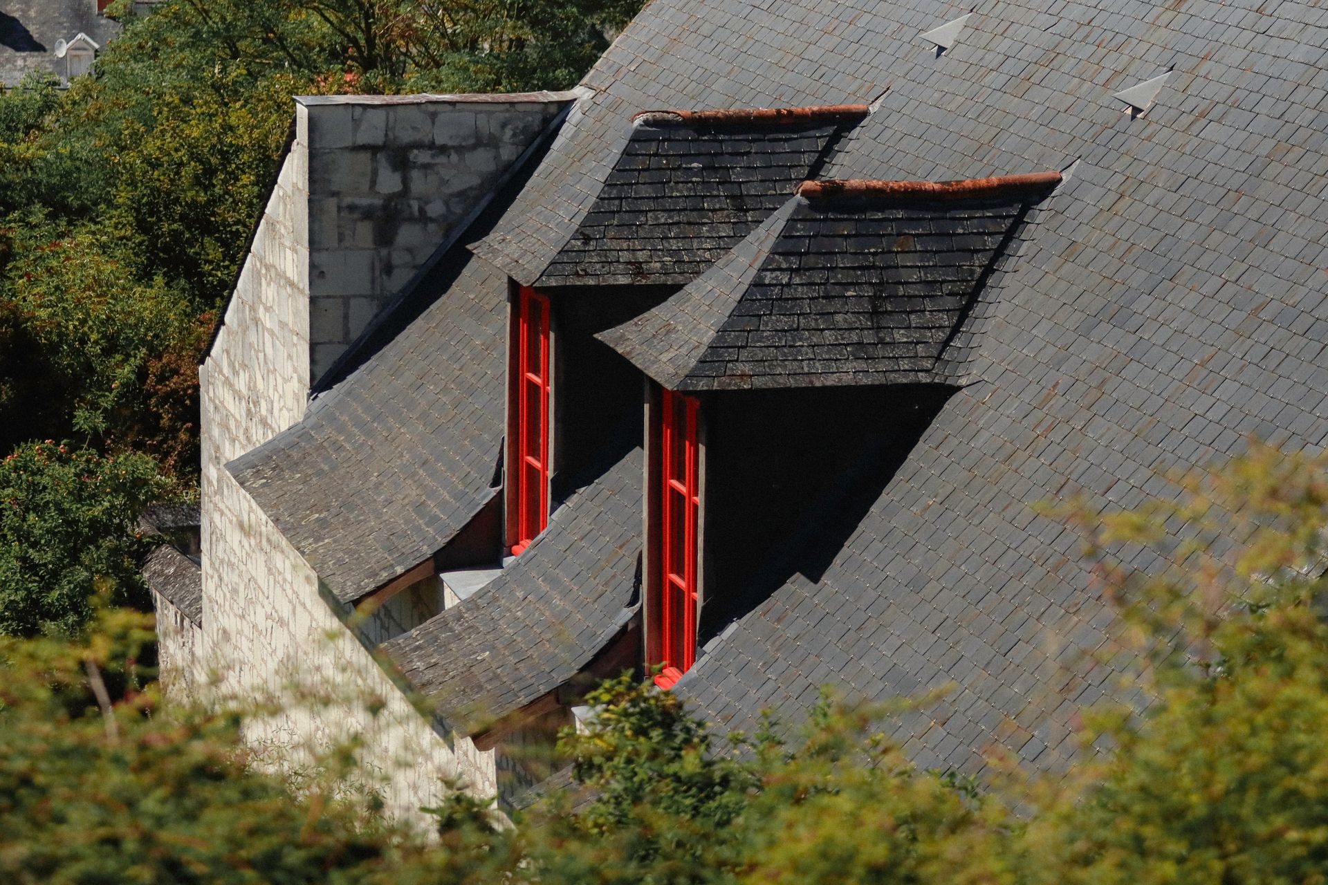 Toiture en ardoise avec lucarnes — photo d'illustration (placeholder)