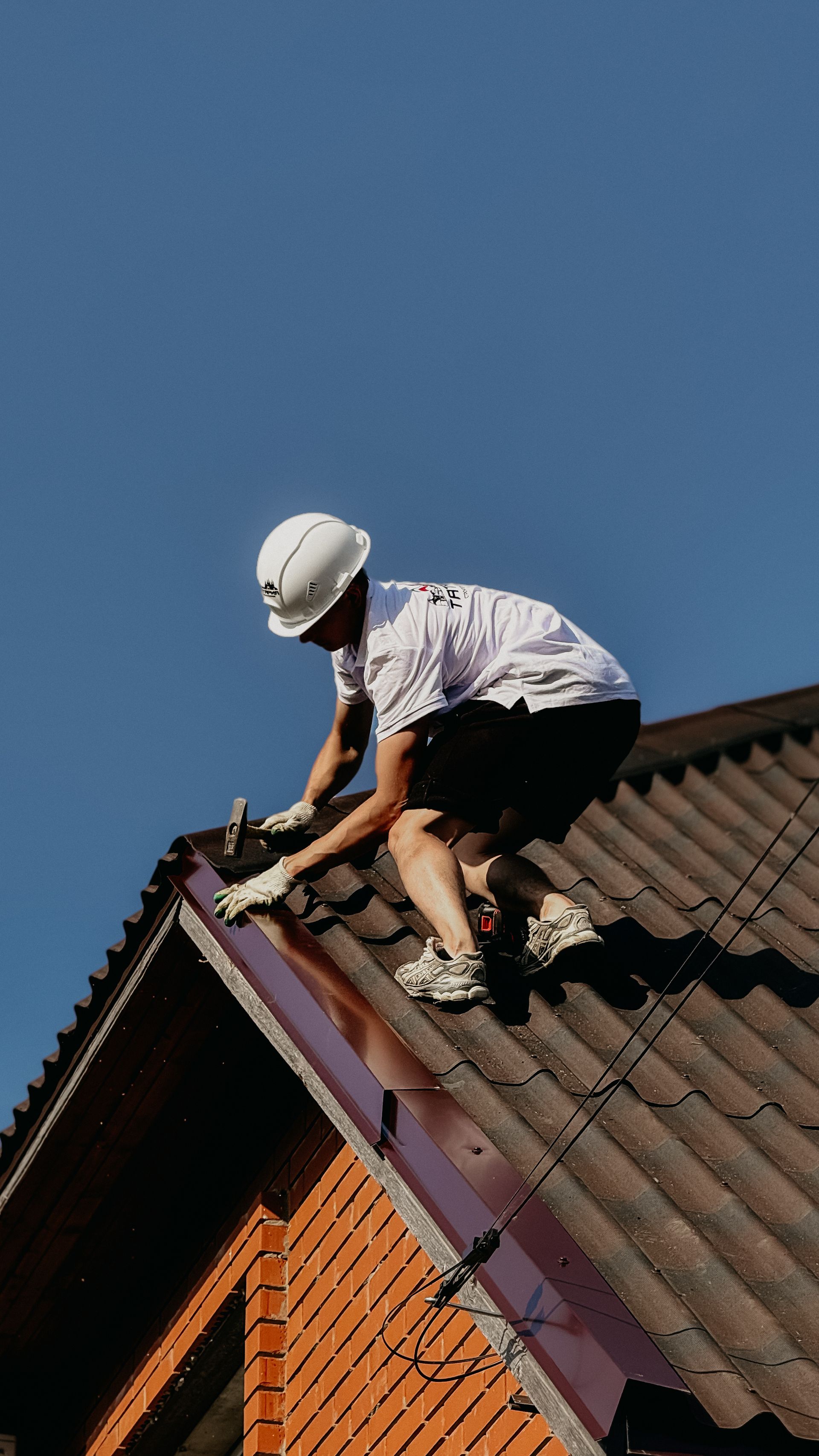 Couvreur au travail sur un toit — photo d'illustration (placeholder)