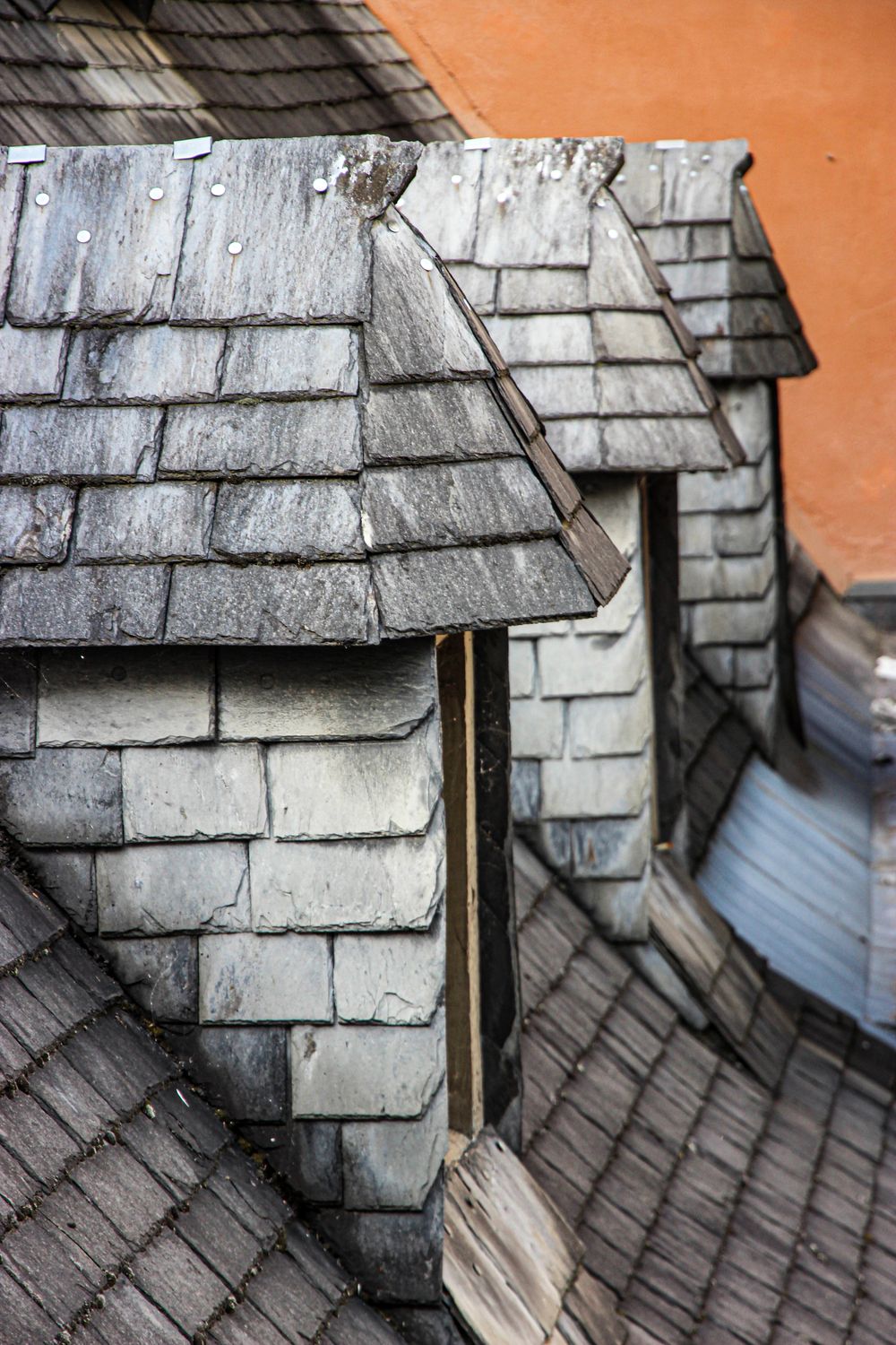 Lucarnes sur toit en ardoise — photo d'illustration (placeholder)